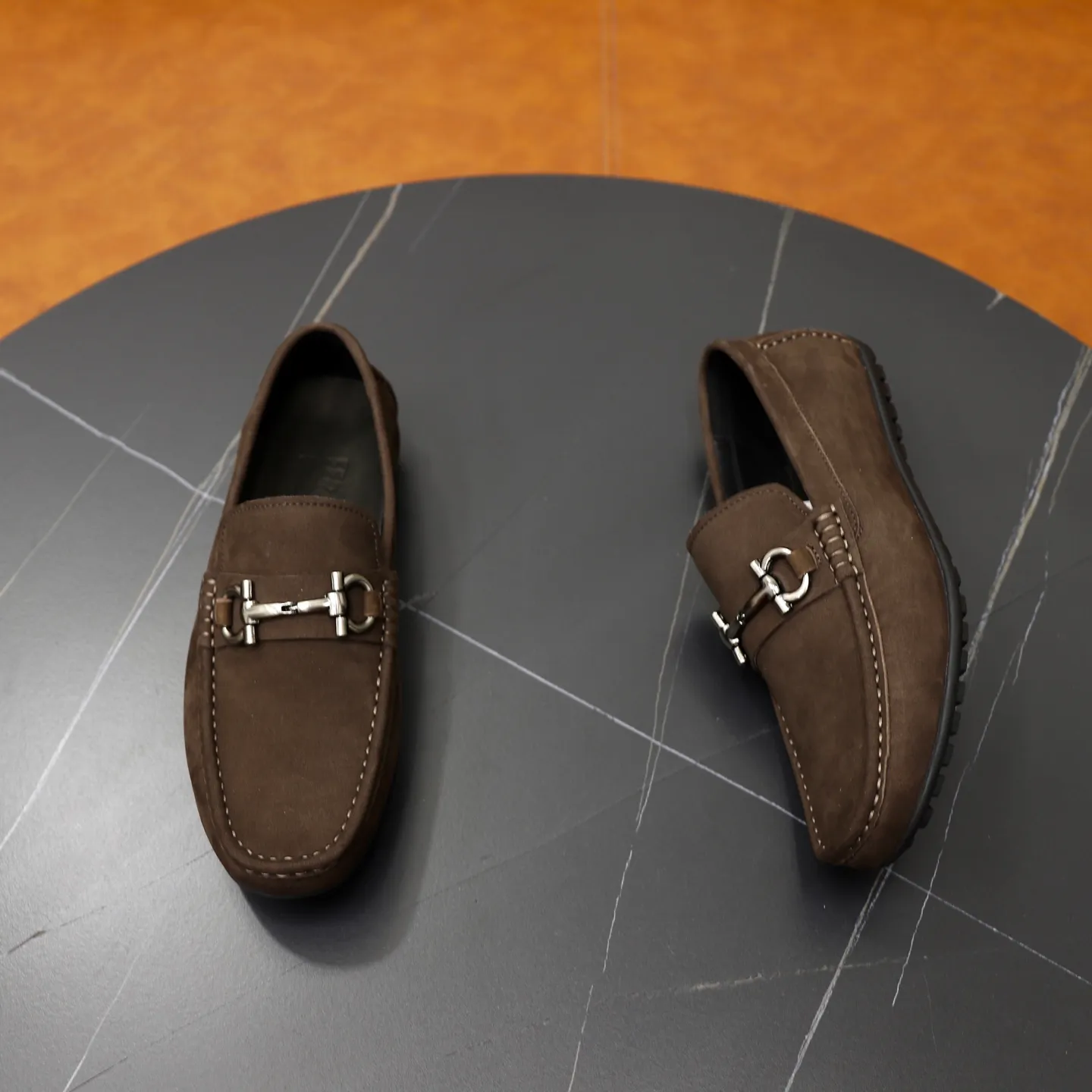 Men's men's shoes 💰462💰🙅‍♂️🙅‍♂️🙅‍♂️Niuli Brand: Ferragamo Standard code: Men's code 38/44 (45 customized) Grade: Same style as the official website Material: Original imported cowhide leather lining Original wear-resistant lightweight outsole Style category: Men's casual slip-on shoes Doudou shoes Noble luxury brand elements, top luxury color: actual picture color